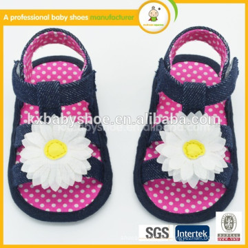 Meistverkaufte Tupfen weiche Sohle Pre-Walker mit Blumenmädchen Baby Sanda